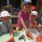 Berušky - Divadlo, pohádková stezka a spaní ve školce