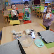 Berušky - Pečení masopustních koláčků