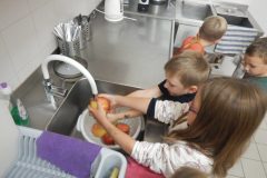 Berušky - Pečení štrúdlu a vycházka na dětské hřiště do Kostelce u Křížků