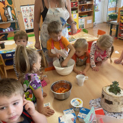 Motýlci - Pečení mrkvových muffinků